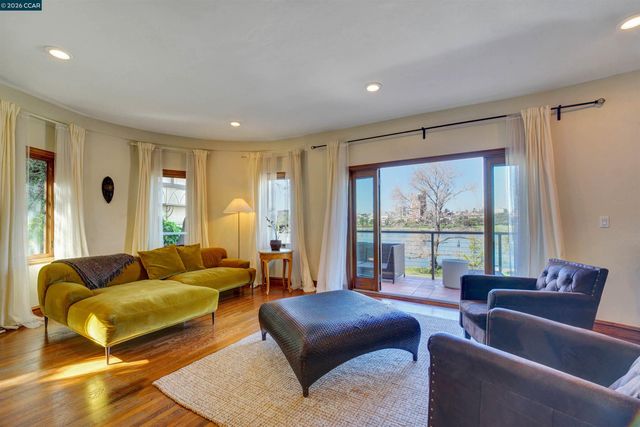 2038 Lakeshore Ave, Oakland, CA 94606
