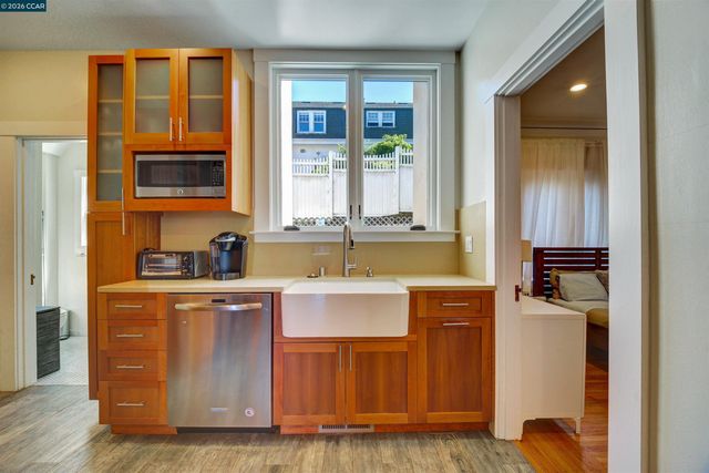 2038 Lakeshore Ave, Oakland, CA 94606