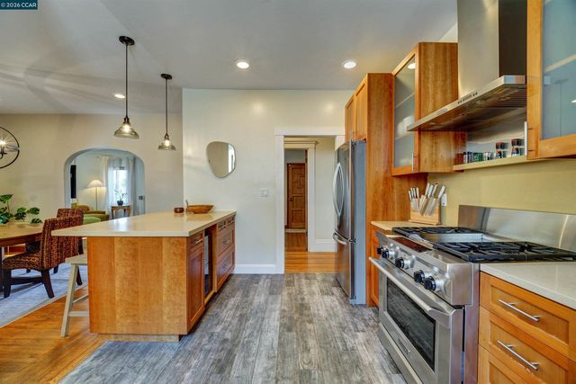 2038 Lakeshore Ave, Oakland, CA 94606
