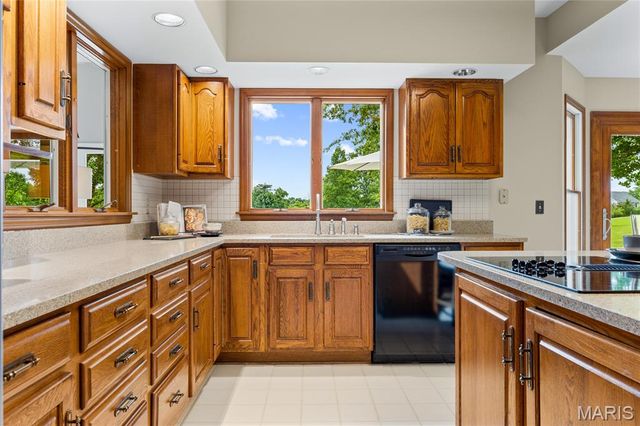 653 Killary Down, Weldon Spring, MO 63304