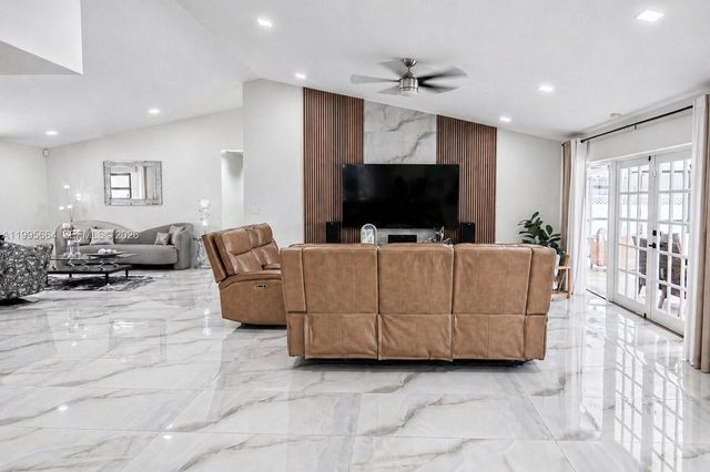 8253 NW 2nd Ct, Coral Springs, FL 33071