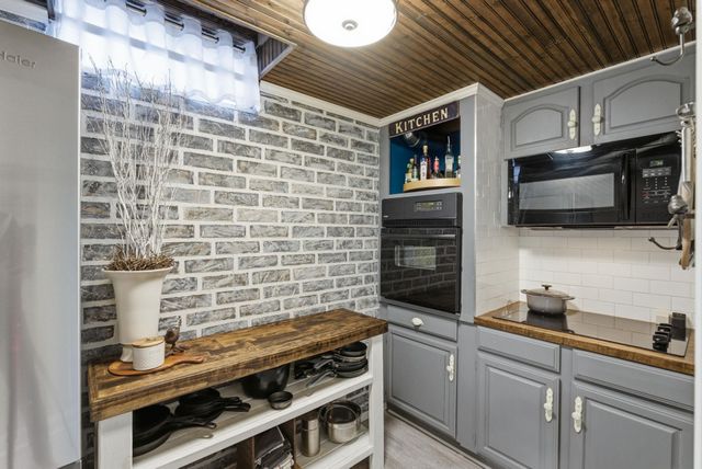 1615 N HOLLAND LN, Wichita, KS 67212