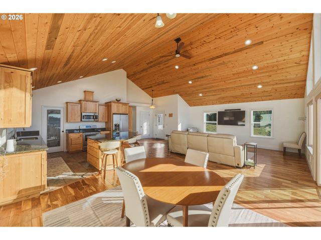 947 HAILEY Ln, Bandon, OR 97411