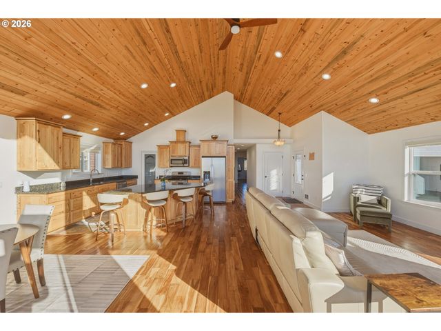 947 HAILEY Ln, Bandon, OR 97411