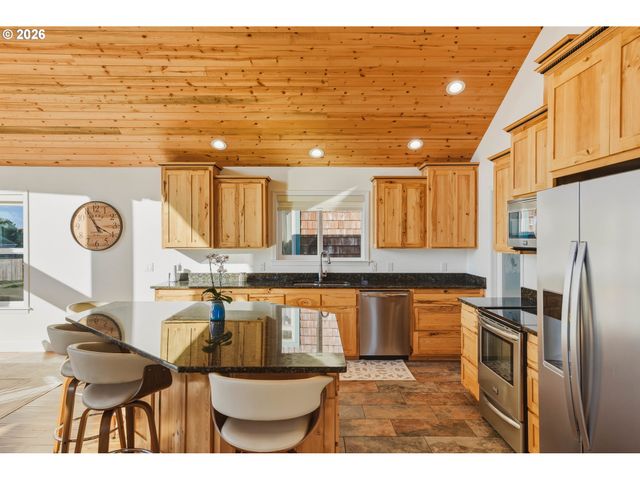 947 HAILEY Ln, Bandon, OR 97411