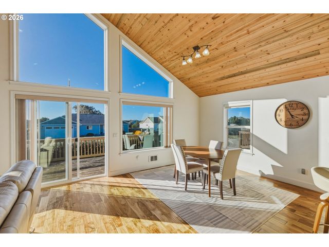 947 HAILEY Ln, Bandon, OR 97411