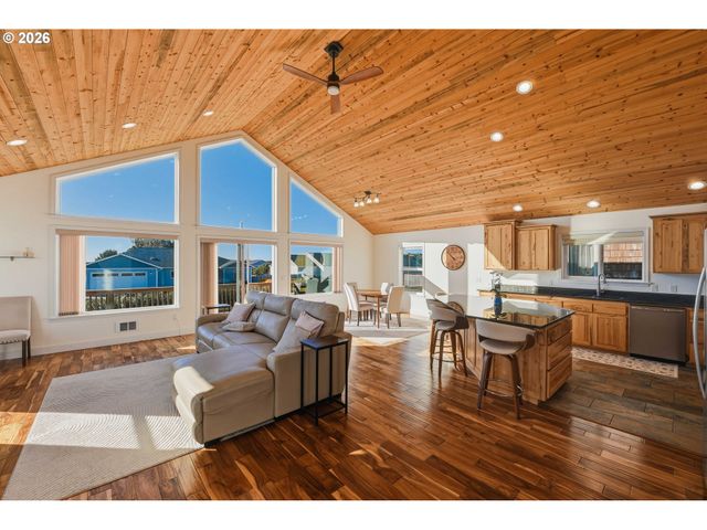 947 HAILEY Ln, Bandon, OR 97411