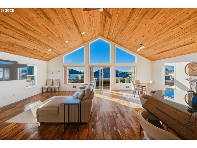 947 HAILEY Ln, Bandon, OR 97411