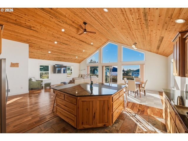 947 HAILEY Ln, Bandon, OR 97411