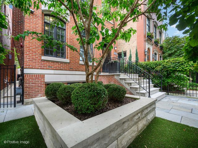 2122 N Magnolia Avenue, Chicago, IL 60614