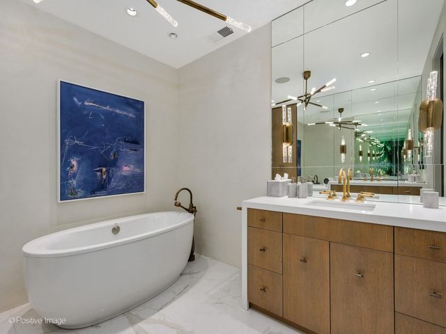 2122 N Magnolia Avenue, Chicago, IL 60614