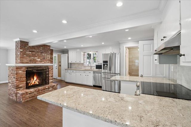 564 River Road, Manchester, NH 03104