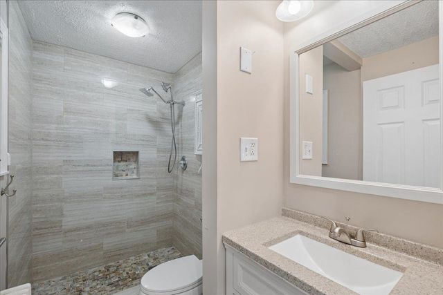 564 River Road, Manchester, NH 03104