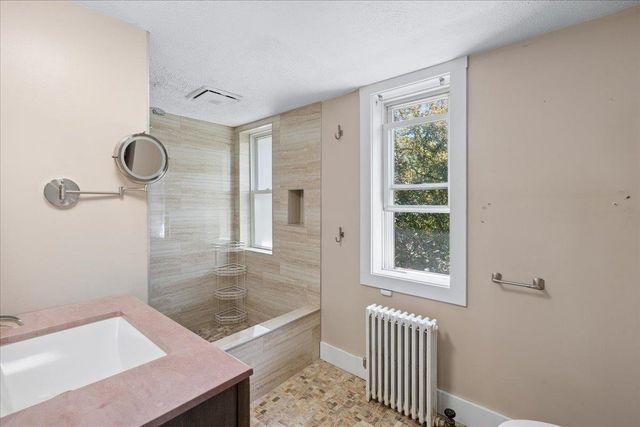 564 River Road, Manchester, NH 03104