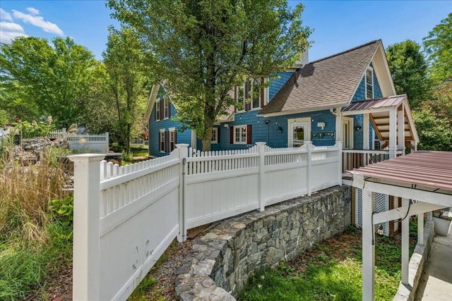 564 River Road, Manchester, NH 03104
