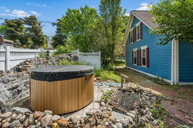 564 River Road, Manchester, NH 03104