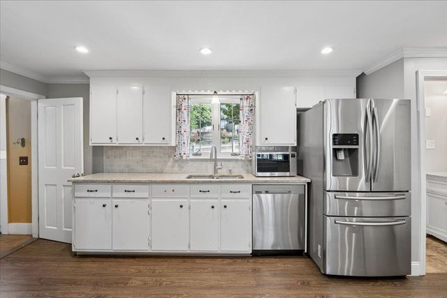 564 River Road, Manchester, NH 03104
