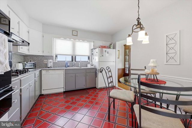 2 GLACIER DR, Cinnaminson, NJ 08077