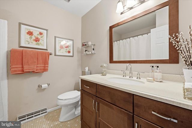 2 GLACIER DR, Cinnaminson, NJ 08077