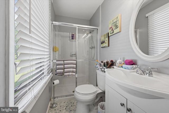 2 GLACIER DR, Cinnaminson, NJ 08077