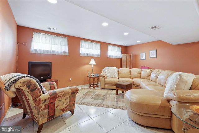 2 GLACIER DR, Cinnaminson, NJ 08077