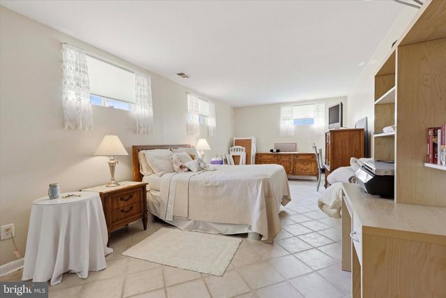 2 GLACIER DR, Cinnaminson, NJ 08077