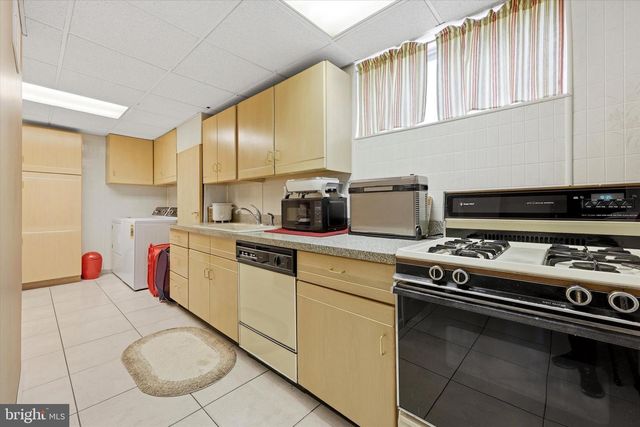 2 GLACIER DR, Cinnaminson, NJ 08077