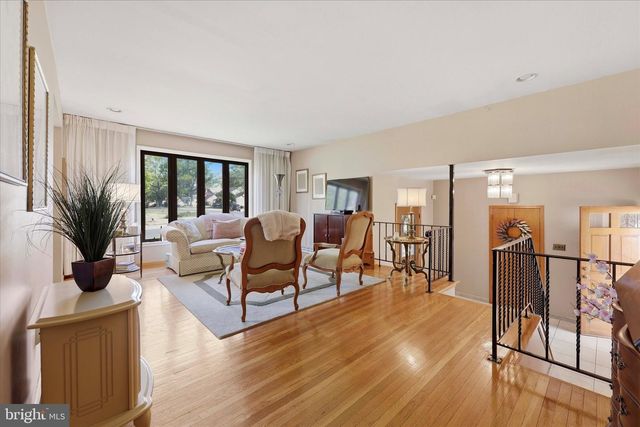 2 GLACIER DR, Cinnaminson, NJ 08077