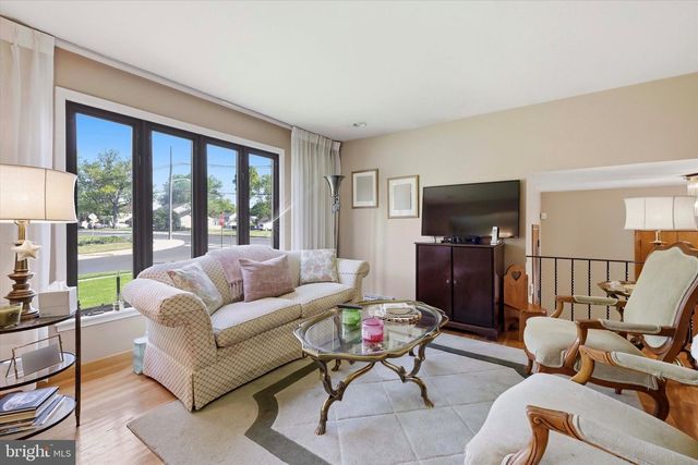 2 GLACIER DR, Cinnaminson, NJ 08077