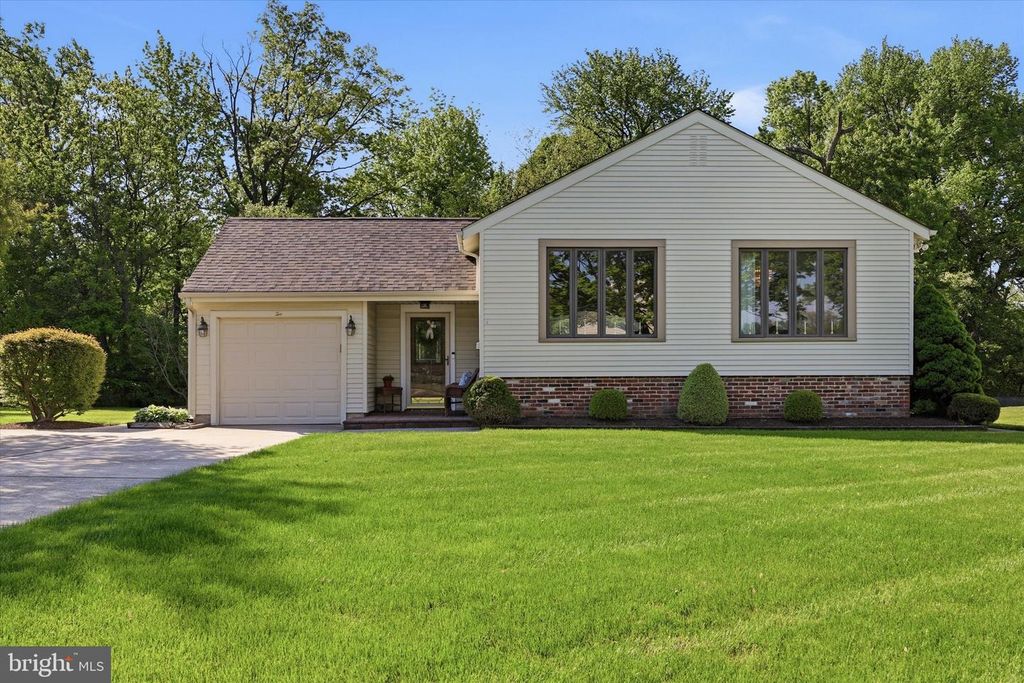 2 GLACIER DR, Cinnaminson, NJ 08077