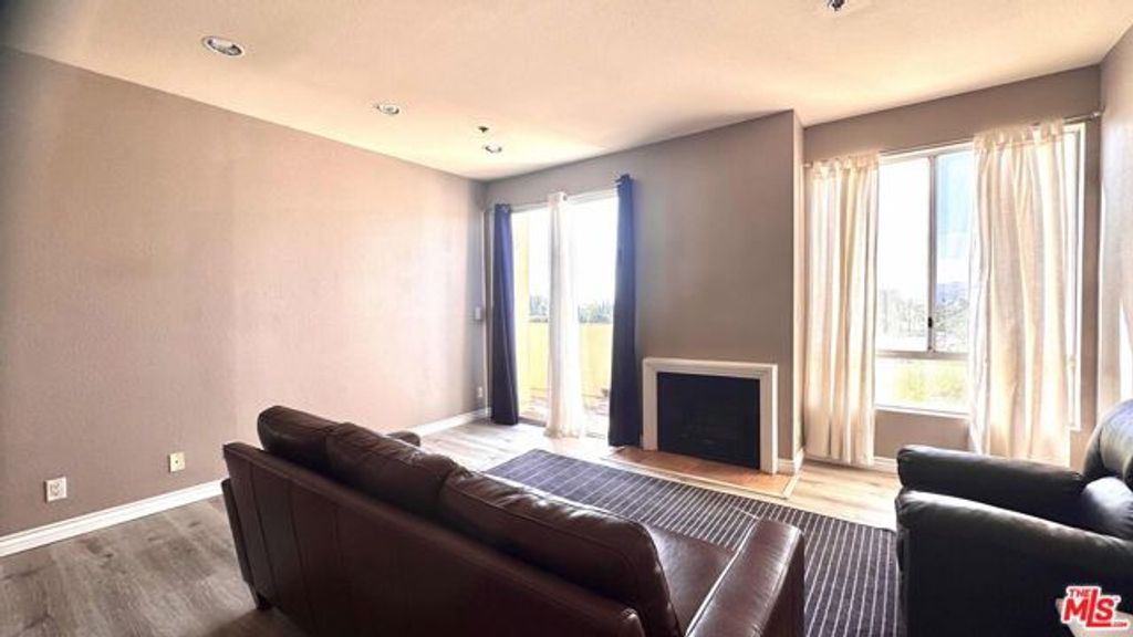 19350 Sherman Way 318, Los Angeles, CA 91335