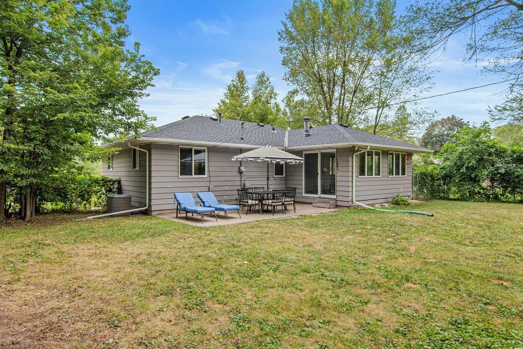 678 Eldridge Avenue W, Roseville, MN 55113 — photo 2