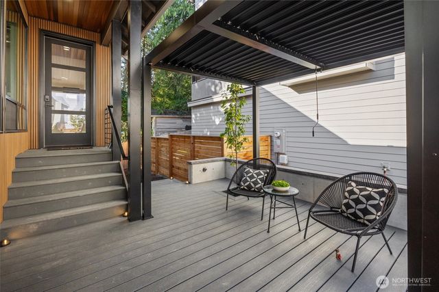 10731 B 17th Avenue NE, Seattle, WA 98125