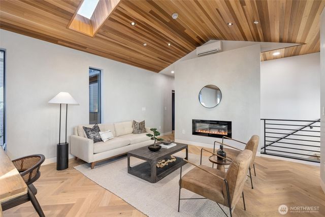 10731 B 17th Avenue NE, Seattle, WA 98125