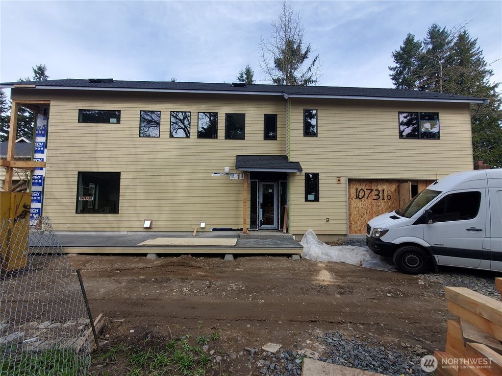 10731 B 17th Avenue NE, Seattle, WA 98125