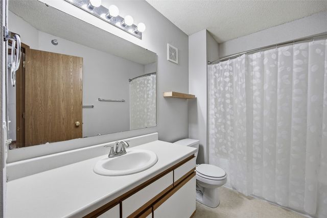 560 Penn Ct 11, North Liberty, IA 52317