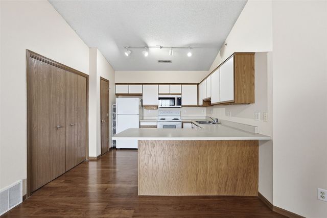 560 Penn Ct 11, North Liberty, IA 52317