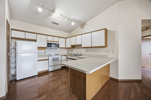 560 Penn Ct 11, North Liberty, IA 52317