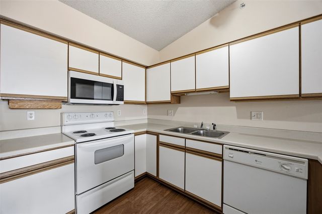 560 Penn Ct 11, North Liberty, IA 52317