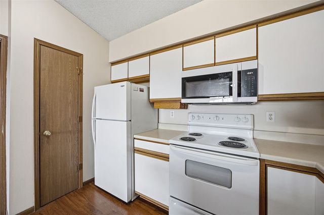 560 Penn Ct 11, North Liberty, IA 52317