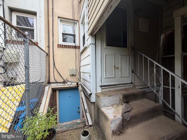 6 FLAGSHIP RD, Dundalk, MD 21222