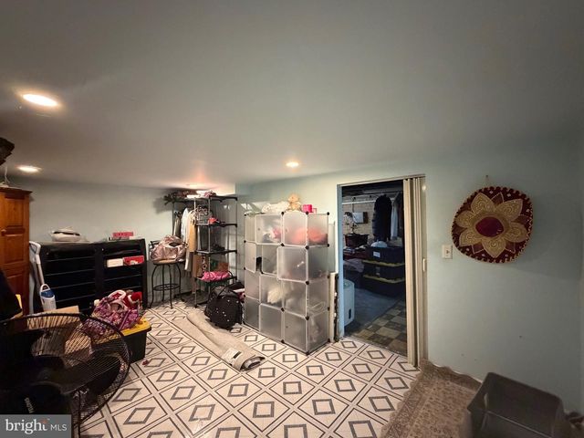 6 FLAGSHIP RD, Dundalk, MD 21222
