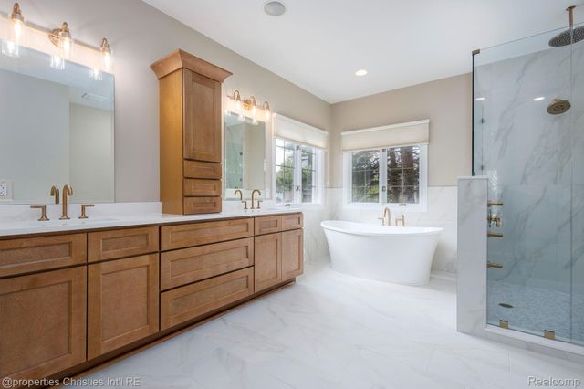 5023 Rockaway Lane, Independence Charter Township, MI 48348