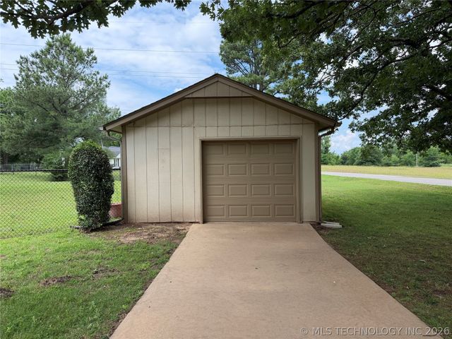 700 Hickory Hill Road, Sapulpa, OK 74066