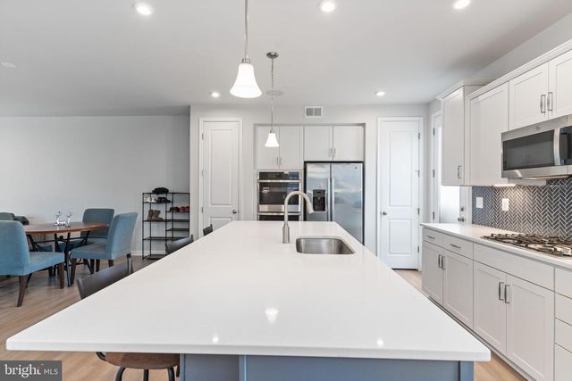 18277 SUMMIT POINTE DR, Triangle, VA 22172