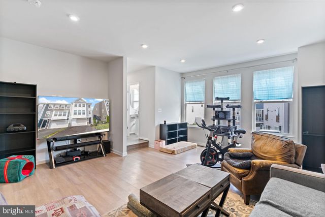 18277 SUMMIT POINTE DR, Triangle, VA 22172