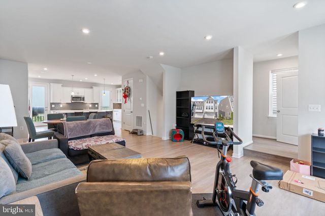 18277 SUMMIT POINTE DR, Triangle, VA 22172