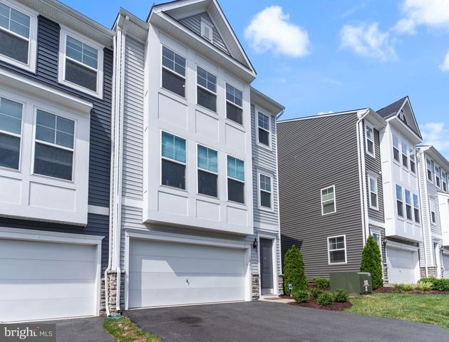 18277 SUMMIT POINTE DR, Triangle, VA 22172