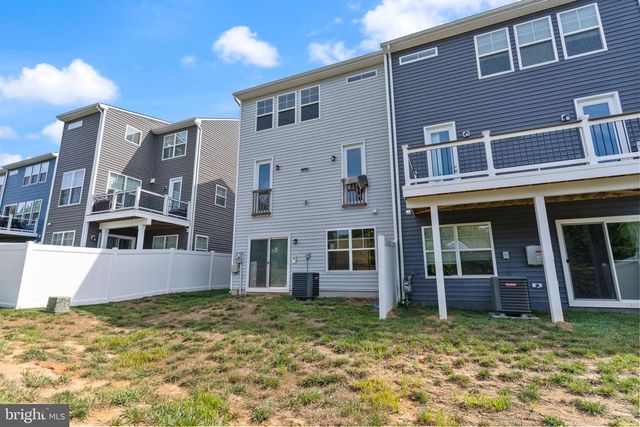 18277 SUMMIT POINTE DR, Triangle, VA 22172