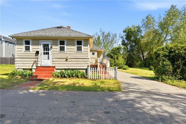 25 Oakdale Street, Warwick, RI 02888